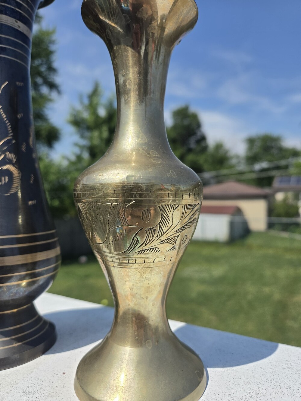 Vintage MCM Indian Brass Etched Vases, Mixed Finish Black & Polished Brass Set - Picture 3 of 7